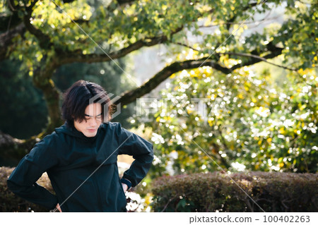 Athlete training male 100402263