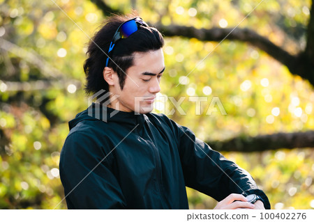 Athlete running smart watch 100402276