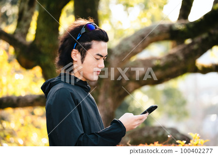Athlete running male 100402277