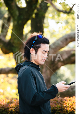 Athlete running male 100402279