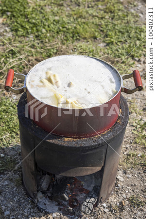 在戶外立即去除收穫的竹筍的粗糙度的圖像 100402311