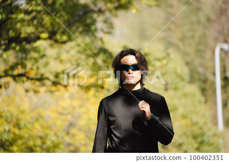Athlete walking male 100402351