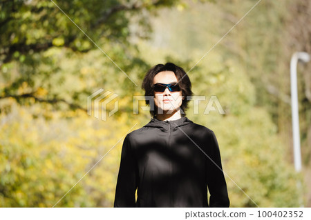 Athlete walking male 100402352