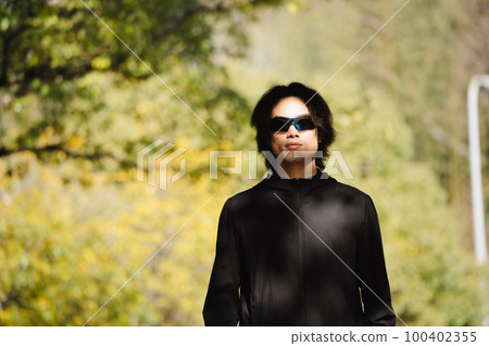 Athlete training male 100402355