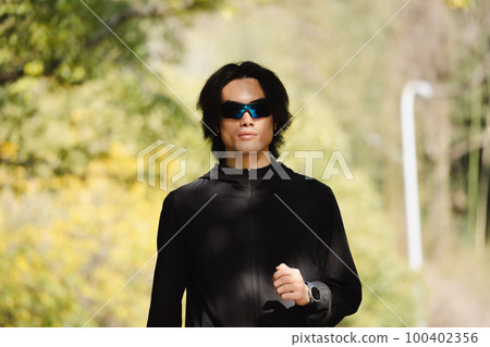 Athlete training male 100402356