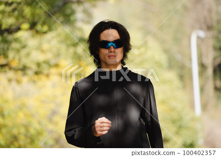 Athlete training male 100402357