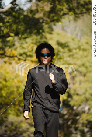 Athlete running male 100402359