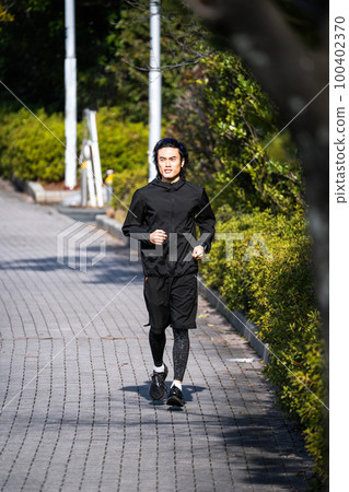 Athlete running male 100402370