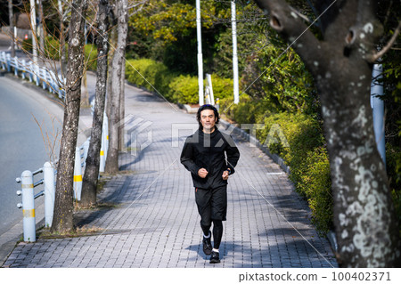 Athlete running male 100402371