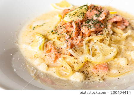 三文魚和檸檬奶油意大利面 100404414