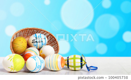 Easter background with colorful easter eggs on wooden background. 100405738