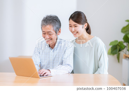 Senior man who is taught a computer (computer classroom) 100407036
