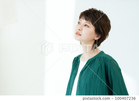 Young lady's portrait 100407236