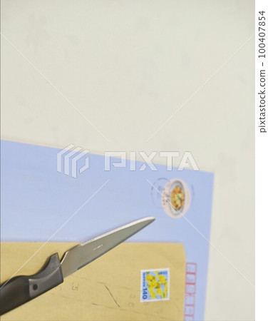 When the mail arrives, the date is first stamped. Then open it with a stainless steel paper knife! 100407854