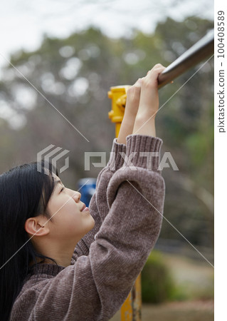 春季公園單槓健身女初中生 春季公園單槓健身女初中生 100408589
