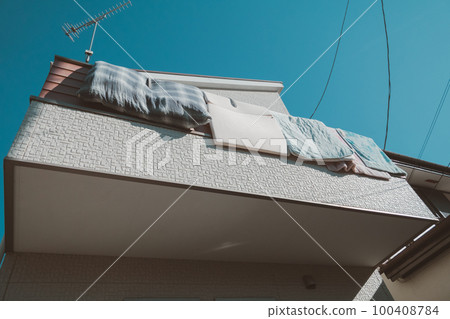 drying a futon, futon, balconies 100408784