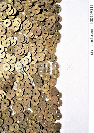 A lot of 5 yen coins 100409311
