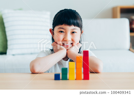 搭積木的小學生 搭積木的小學生 100409341