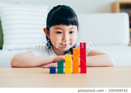 Elementary school girl with building blocks 100409342