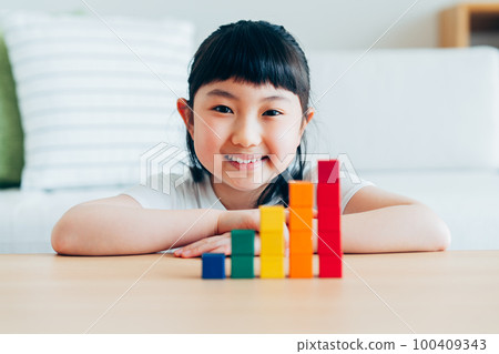 搭積木的小學生 100409343