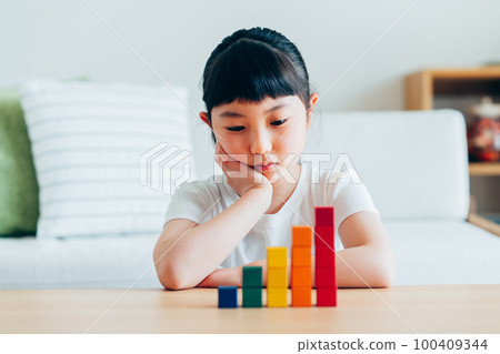Elementary school girl with building blocks Elementary school girl with building blocks 100409344