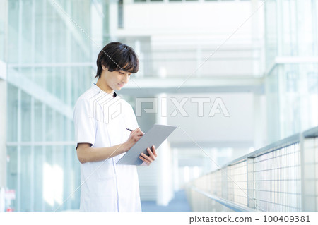 二十多歲的男醫務工作者 二十多歲的男醫務工作者 100409381