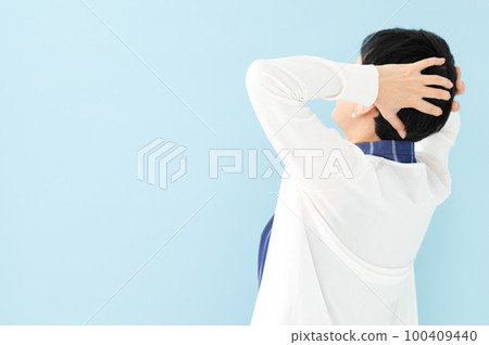 擔心的女人背影 擔心的女人背影 100409440