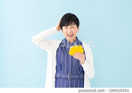 Money-strapped woman wallet 100410503