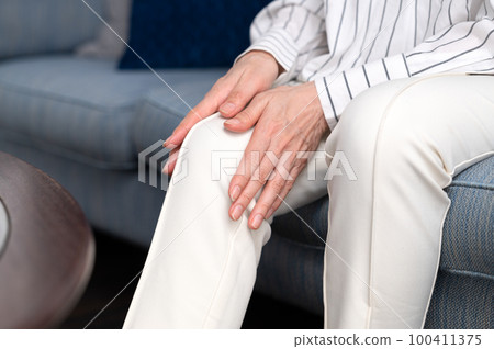 Woman with knee pain, middle-aged and elderly parts 100411375