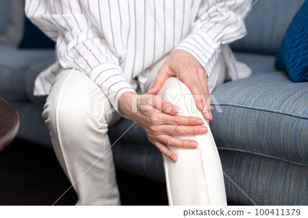 Woman with knee pain, middle-aged and elderly parts Woman with knee pain, middle-aged and elderly parts 100411379