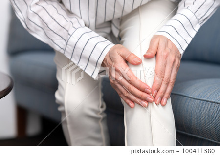 Woman with knee pain, middle-aged and elderly parts Woman with knee pain, middle-aged and elderly parts 100411380