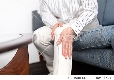 Woman with knee pain, middle-aged and elderly parts Woman with knee pain, middle-aged and elderly parts 100411394