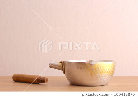 pot with handle 100412870