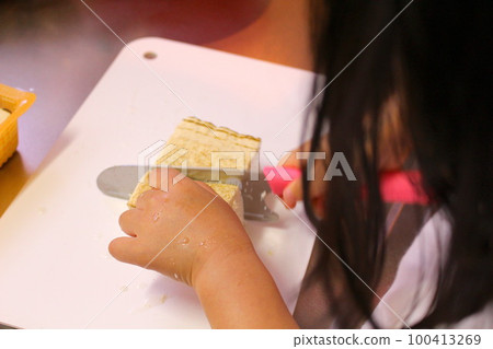 一個孩子用菜刀切食材 100413269