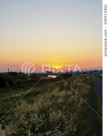 Scenery along the Yamato River at dusk Scenery along the Yamato River at dusk 100413402