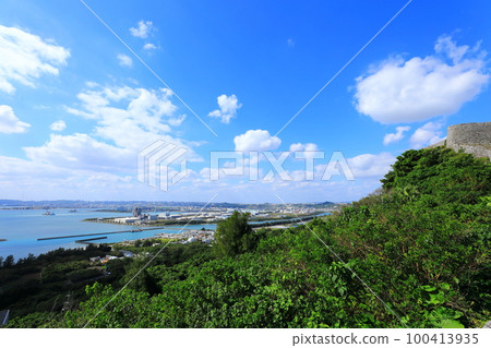 從世界遺產勝連城跡眺望的風景 從世界遺產勝連城跡眺望的風景 100413935