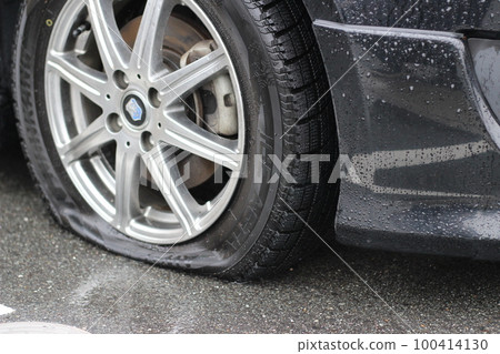 Flat tire, passenger car, regular car, travel, accident, accident Flat tire, passenger car, regular car, travel, accident, accident 100414130