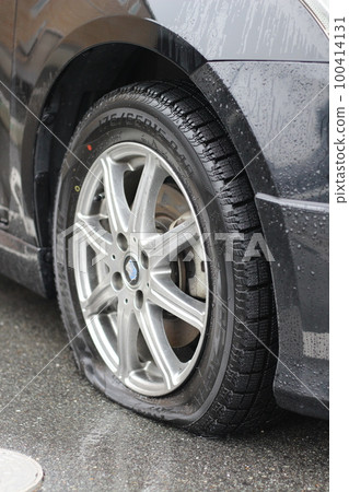Flat tire, passenger car, regular car, travel, accident, accident Flat tire, passenger car, regular car, travel, accident, accident 100414131