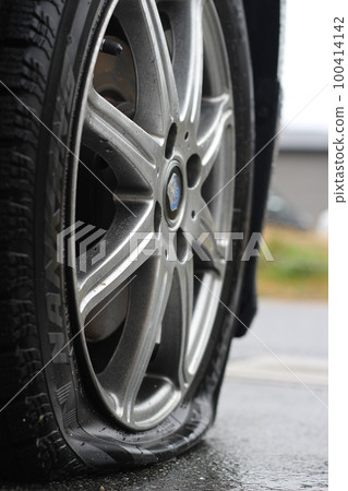 Flat tire, passenger car, regular car, travel, accident, accident Flat tire, passenger car, regular car, travel, accident, accident 100414142