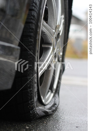Flat tire, passenger car, regular car, travel, accident, accident Flat tire, passenger car, regular car, travel, accident, accident 100414143