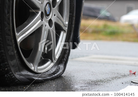 Flat tire, passenger car, regular car, travel, accident, accident Flat tire, passenger car, regular car, travel, accident, accident 100414145