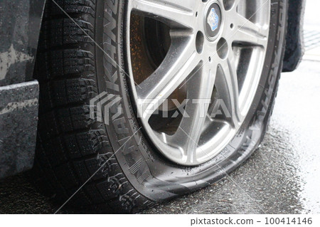 Flat tire, passenger car, regular car, travel, accident, accident Flat tire, passenger car, regular car, travel, accident, accident 100414146