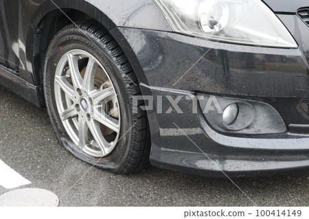 Flat tire, passenger car, regular car, travel, accident, accident 100414149