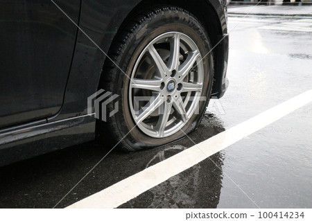 Flat tire, passenger car, ordinary car, travel, accident, accident, rainy day 100414234