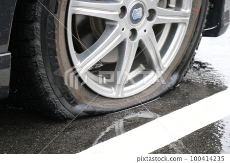 Flat tire, passenger car, ordinary car, travel, accident, accident, rainy day 100414235