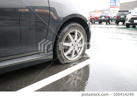 Flat tire, passenger car, ordinary car, travel, accident, accident, rainy day Flat tire, passenger car, ordinary car, travel, accident, accident, rainy day 100414240