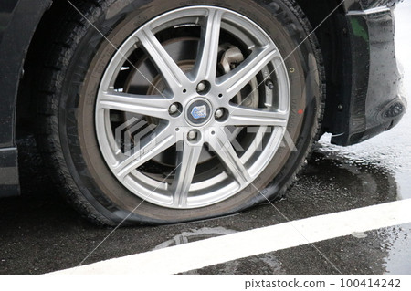 Flat tire, passenger car, ordinary car, travel, accident, accident, rainy day 100414242
