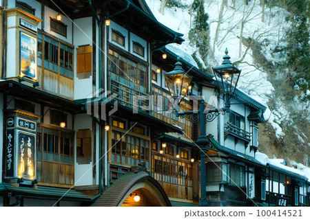 [Yamagata] Ginzan Onsen at dusk in winter 100414521