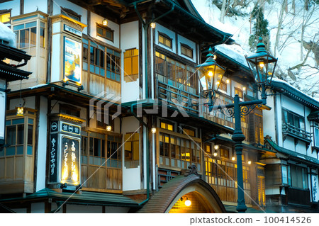 [山形]冬天黃昏的銀山溫泉 100414526