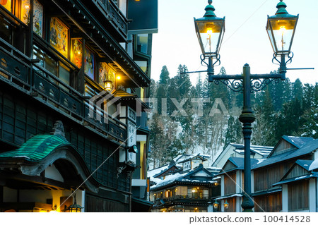 [山形]冬天黃昏的銀山溫泉 100414528